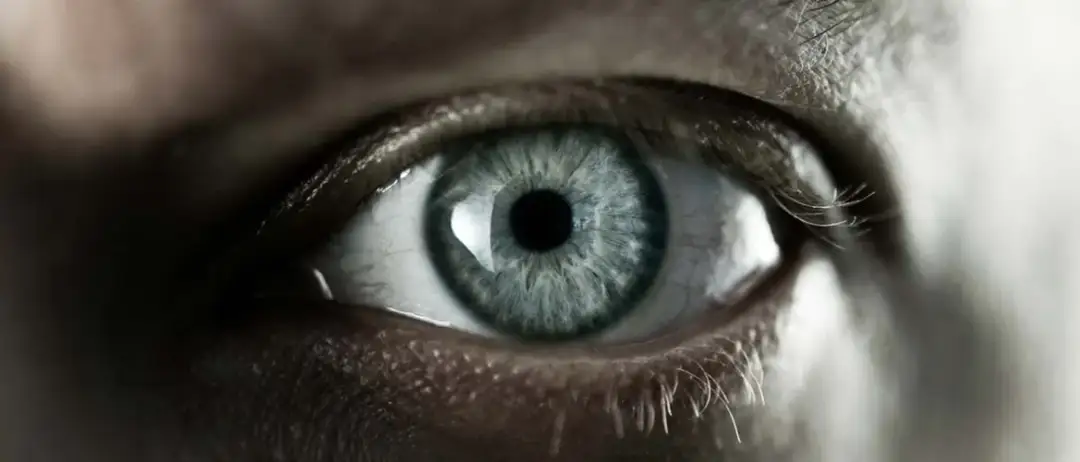 Drganie powiek przyczyna – najczęstsze powody, które mogą cię zaniepokoić