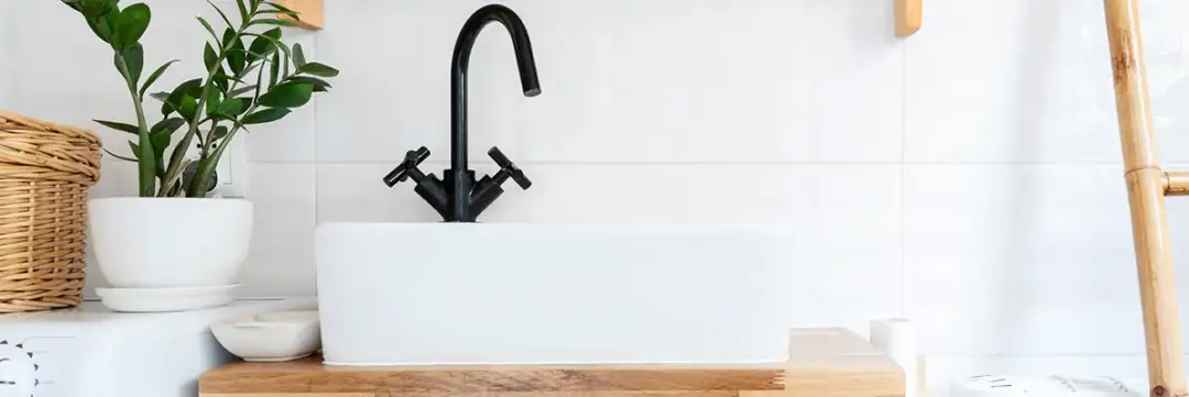 Jak wyposażyć małą łazienkę: 7 sprytnych sposobów na oszczędność przestrzeni