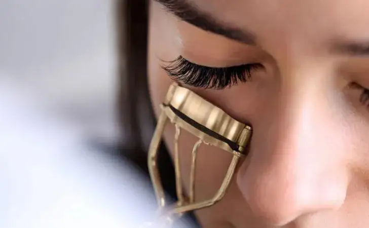 Jak używać zalotki do rzęs: poradnik dla początkujących