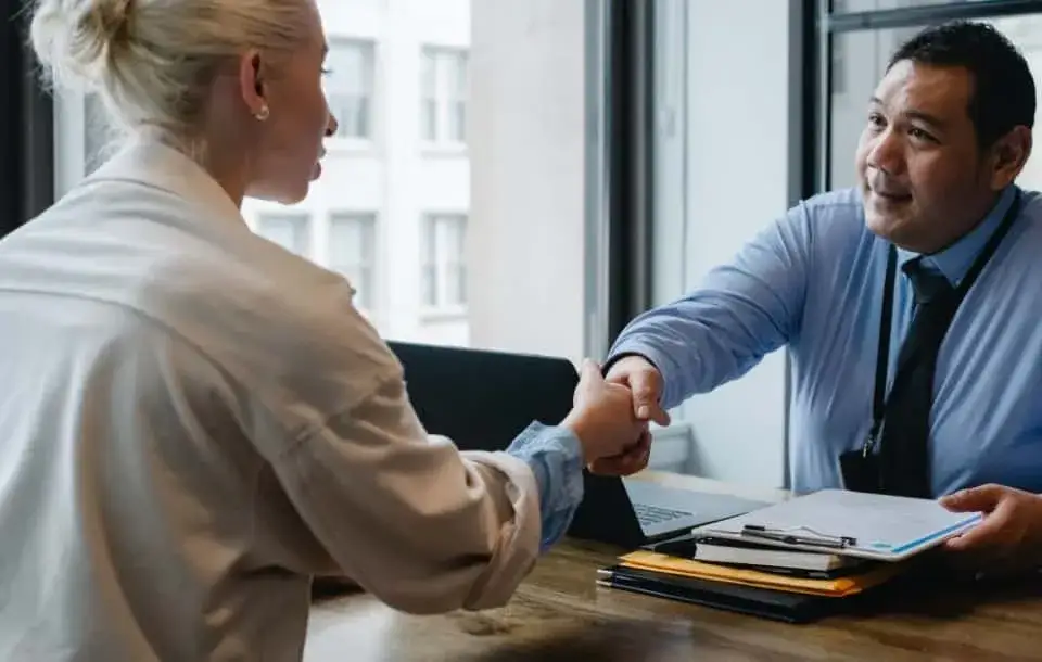 Kiedy pracownikowi należy się odprawa? Sprawdź ważne zasady