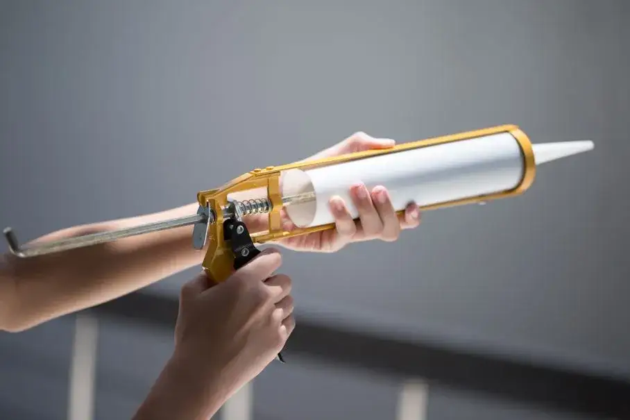 Montaż listwy MDF na klej czy klipsy - co wybrać, by uniknąć problemów?