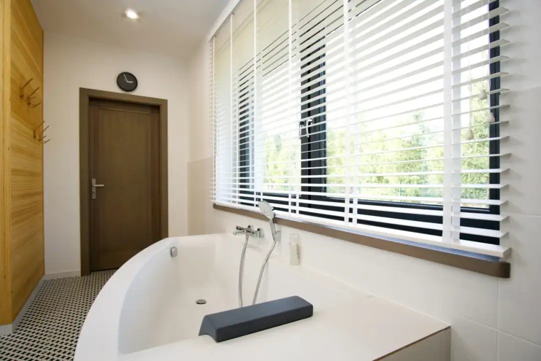 Najlepsze rozwiązania co powiesić w oknie łazienki - porady eksperta