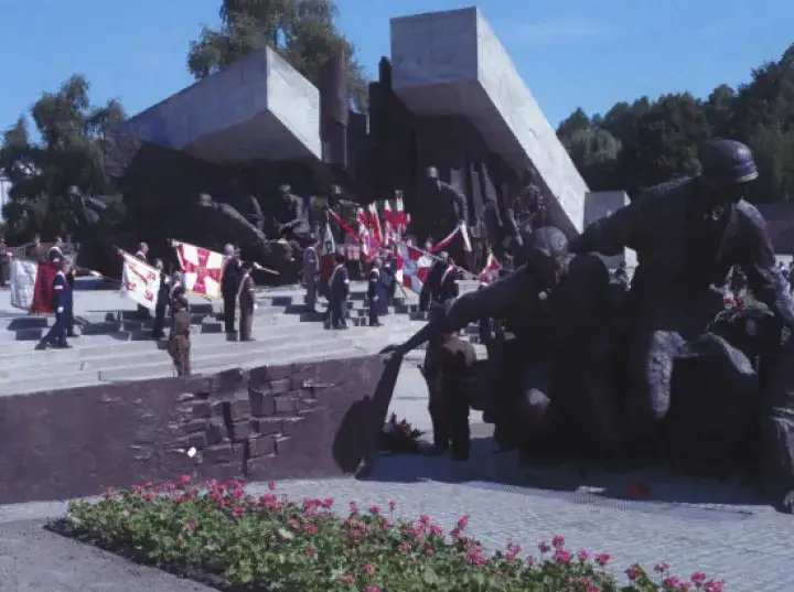 Znaczenie pomnika powstania warszawskiego w polskiej historii i pamięci