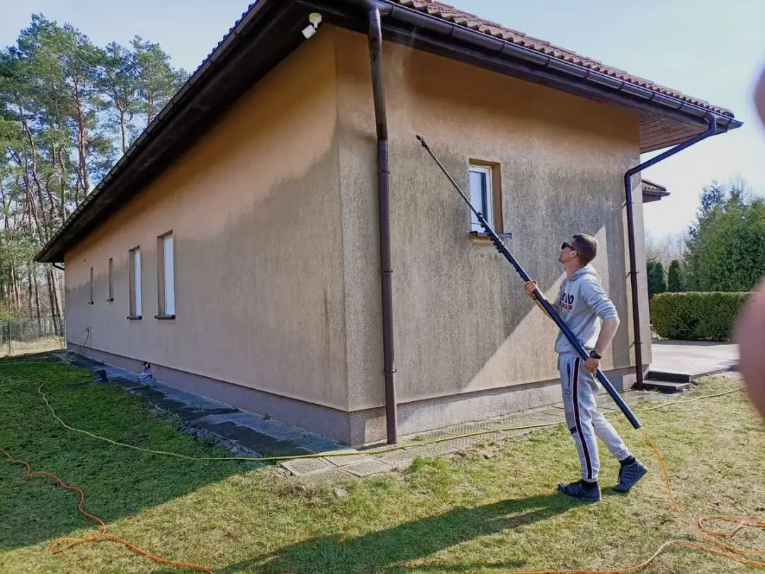 Skuteczne sposoby na zmycie sadzy z elewacji - praktyczny poradnik czyszczenia