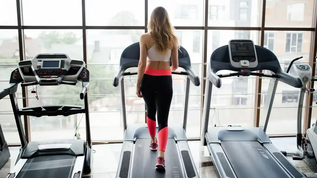 Czy chodzenie na bieżni naprawdę pomaga schudnąć? Oto prawda