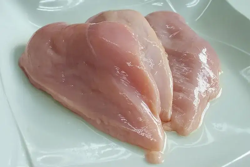 Ile może leżeć surowa pierś z kurczaka w lodówce, aby uniknąć zepsucia?