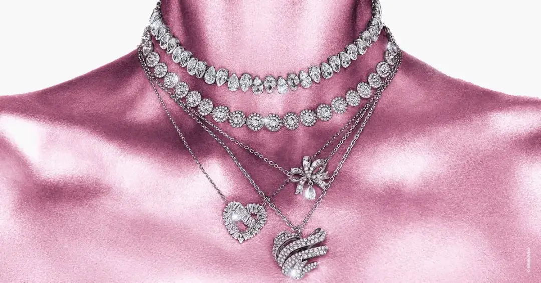 Jaka biżuteria do sukni ecru, aby uniknąć modowych faux pas?