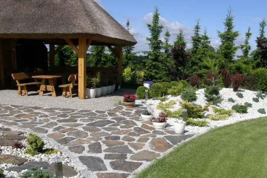 Płaskie kamienie na ścieżkę: jak wybrać i ułożyć idealną aleję