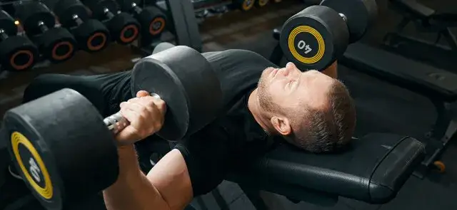 Kompletny poradnik treningowy: ciężary na siłowni dla początkujących