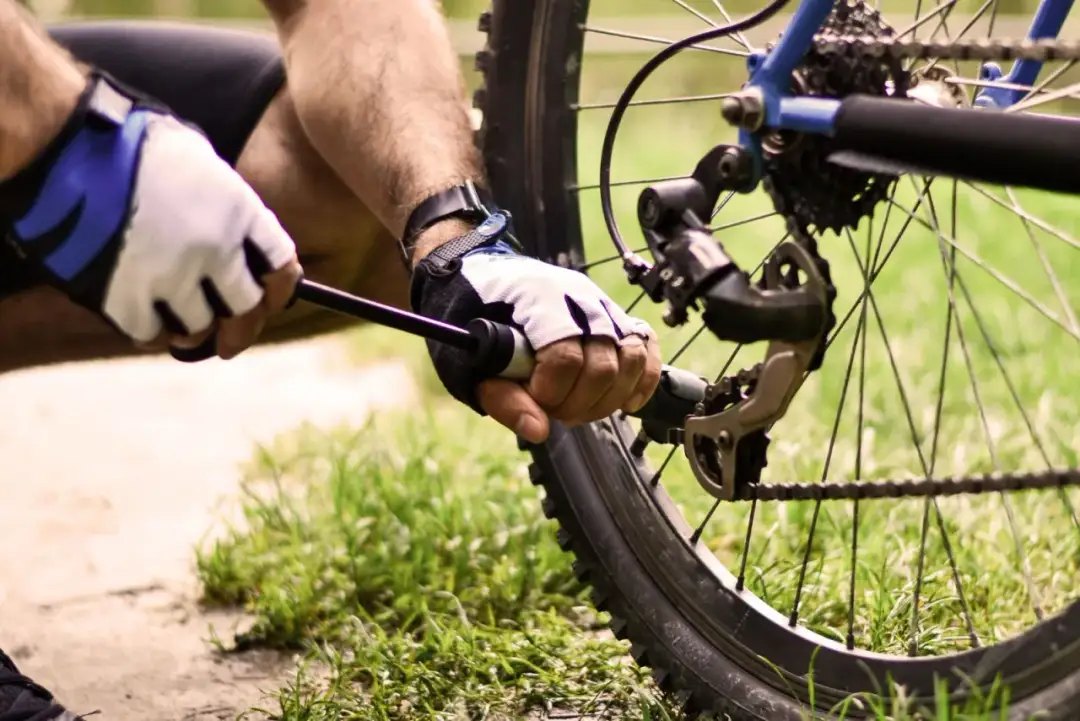 Jak napompować rower prawidłowo: poradnik dla początkujących rowerzystów