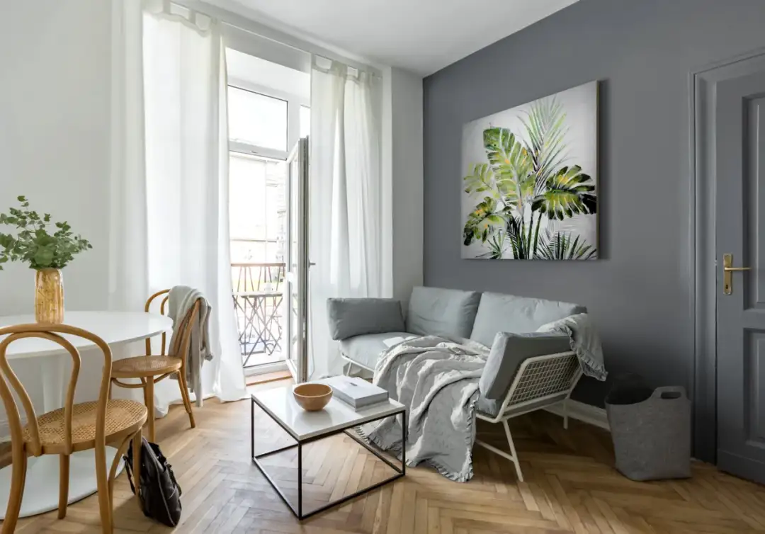 Jak urządzić salon z balkonem: pomysły na funkcjonalną przestrzeń