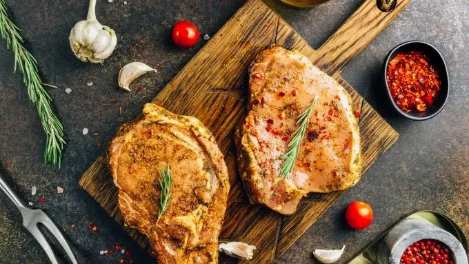 Jak upiec schab w plastrach, aby był soczysty i pełen smaku