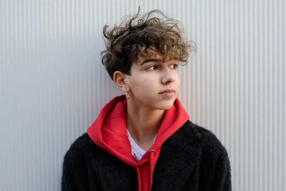 10 najmodniejszych fryzur dla nastolatków, które teraz robią furorę