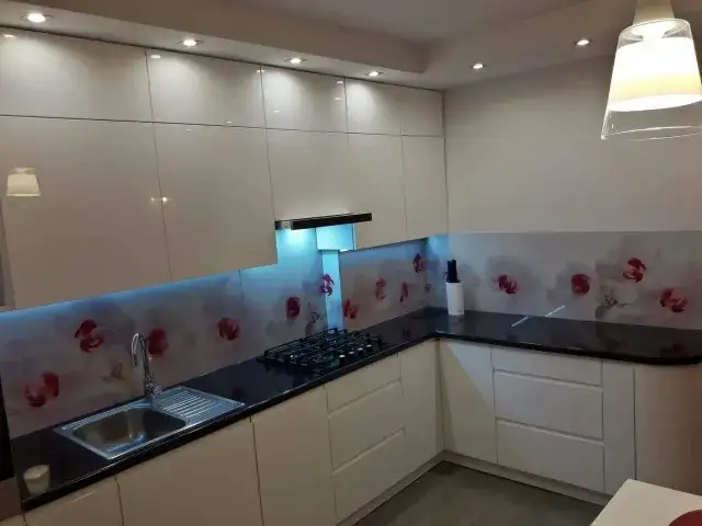 Jaki kolor okapu do białych mebli wybierz, aby ożywić kuchnię?