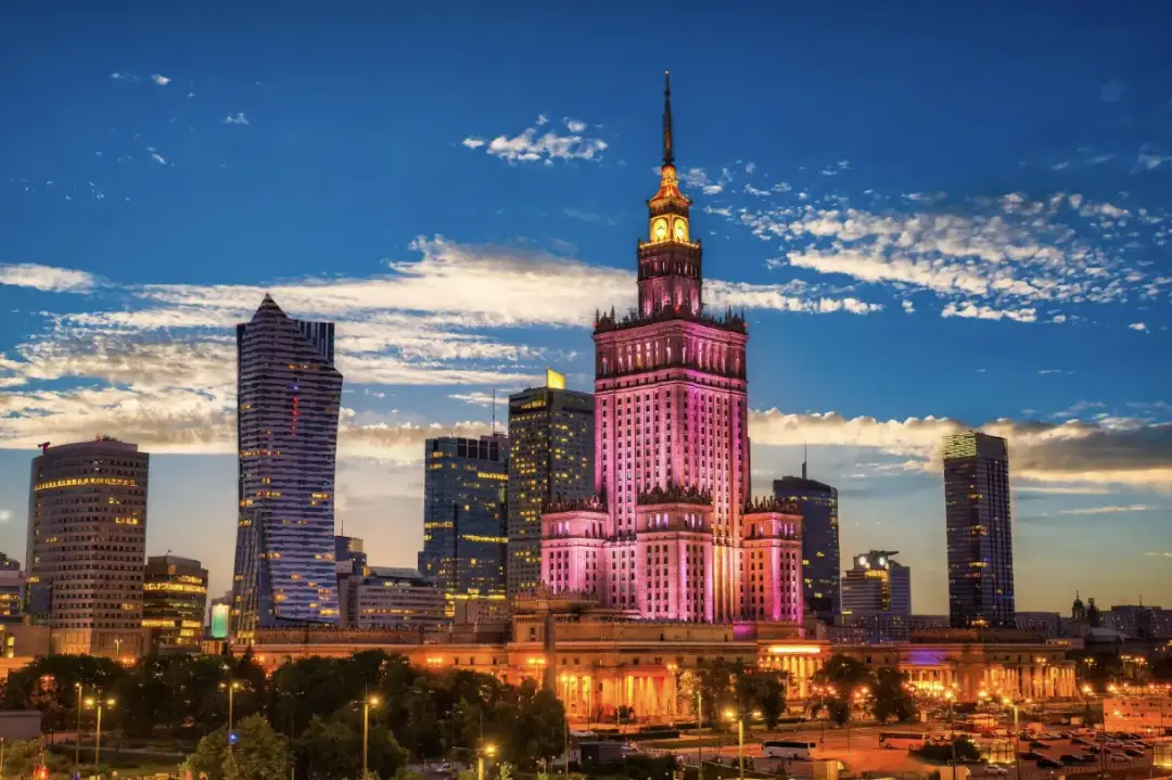 Dlaczego w Warszawie tak trudno o licencje kasynowe? Stolica zostaje w tyle za Europą