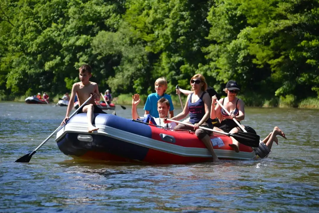 Spływ kajakowy Bardo – niezapomniane przygody w Kotlinie Kłodzkiej