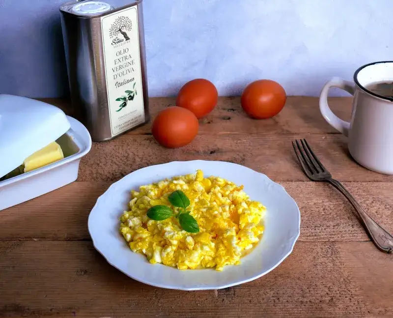 Czy jajecznica jest zdrowa? Poznaj jej wartości odżywcze i korzyści zdrowotne.