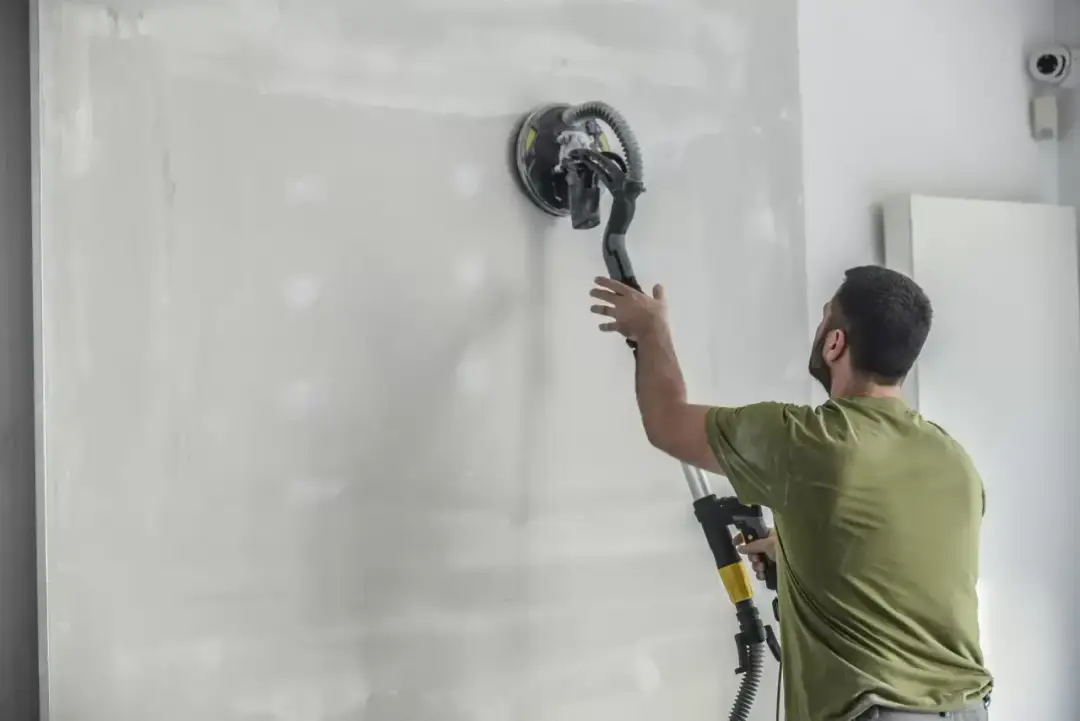 Czym szlifować tynk cementowo-wapienny, aby uzyskać idealnie gładką powierzchnię