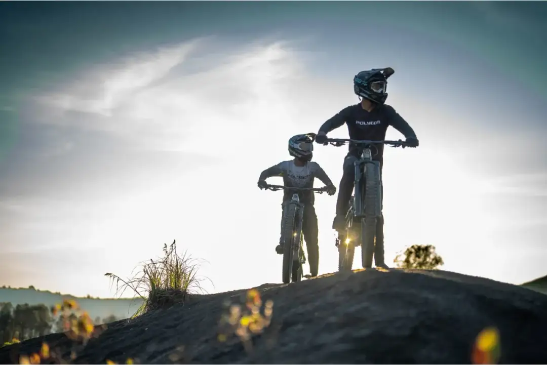 Czy można jechać rowerem obok siebie? Zasady i bezpieczeństwo na drodze