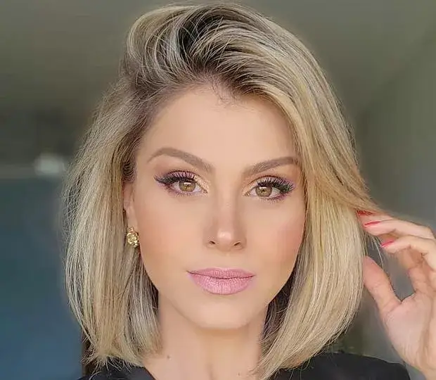 Poznaj skuteczne sposoby jak odmłodzić twarz fryzurą - poradnik eksperta