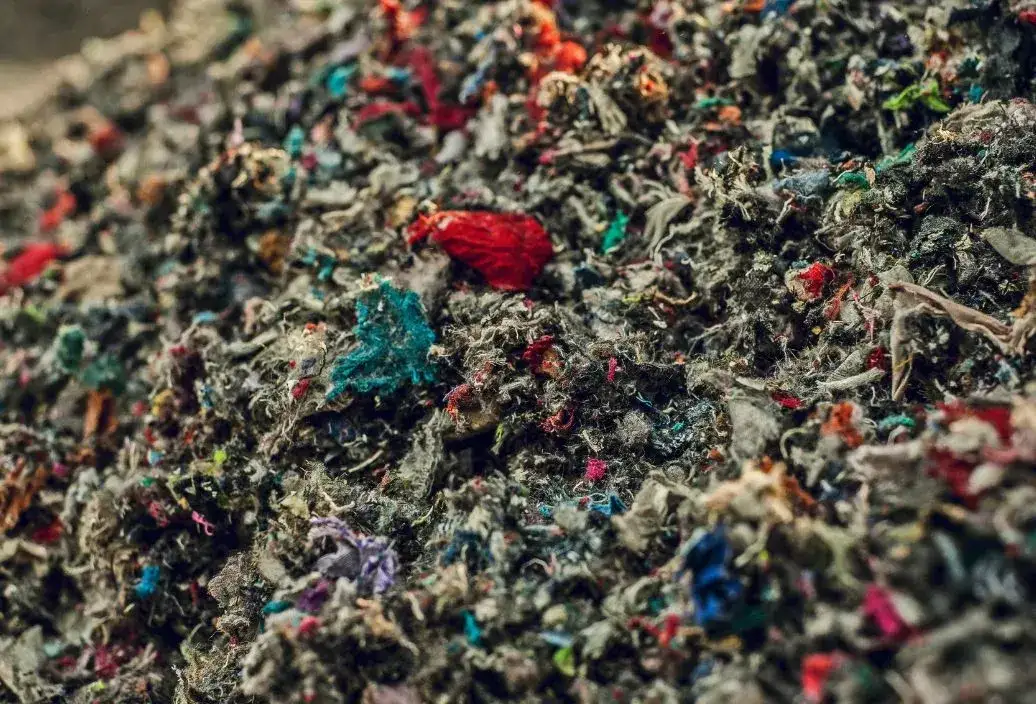 Dlaczego warto oddawać zużyte ubrania do recyklingu?