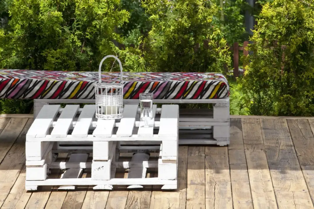 Jak szybko i tanio zrobić meble z palet do ogrodu: krok po kroku + pomysły