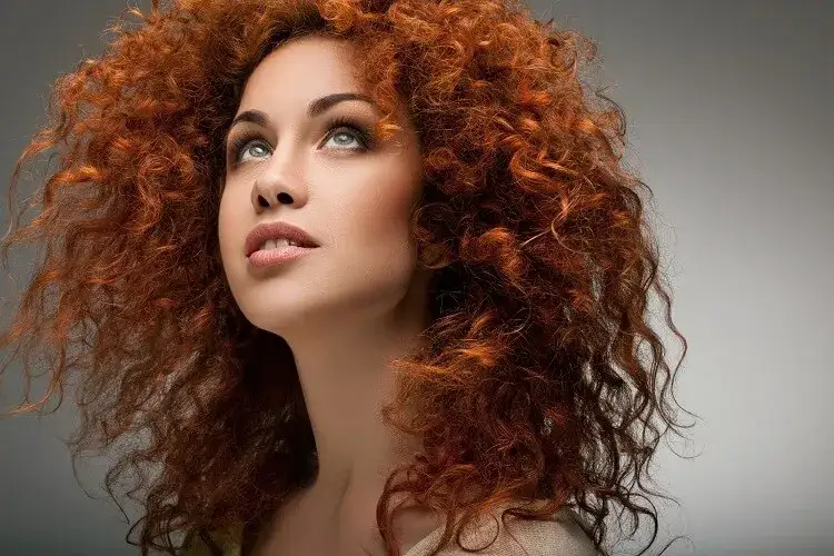Skuteczne preparaty do kręconych włosów: jak wybrać najlepszy dla siebie