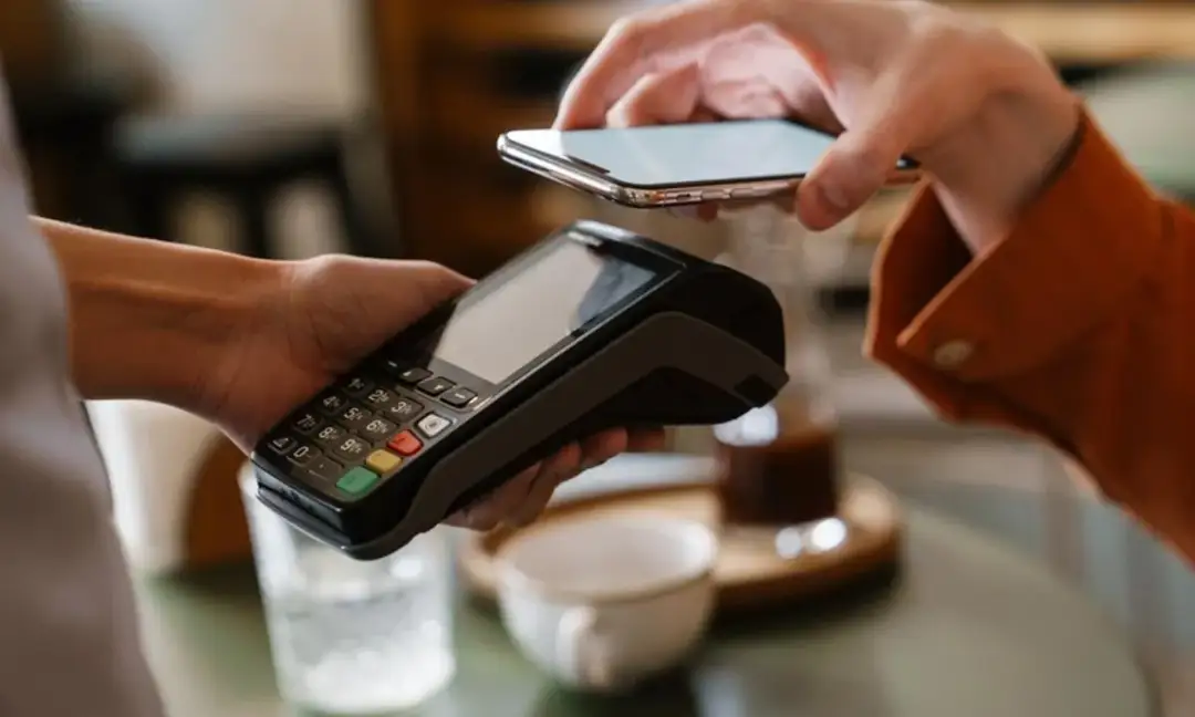 Jak płacić telefonem w Millenium po zmianach w usługach?