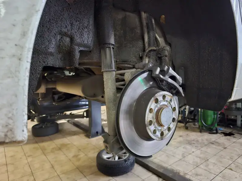 Objawy uszkodzenia amortyzatora, które mogą zagrażać Twojemu bezpieczeństwu