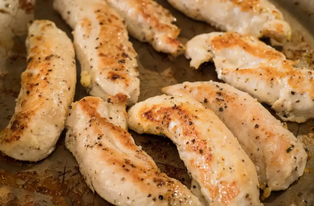 Ile piec polędwiczki z kurczaka w piekarniku, aby były soczyste?