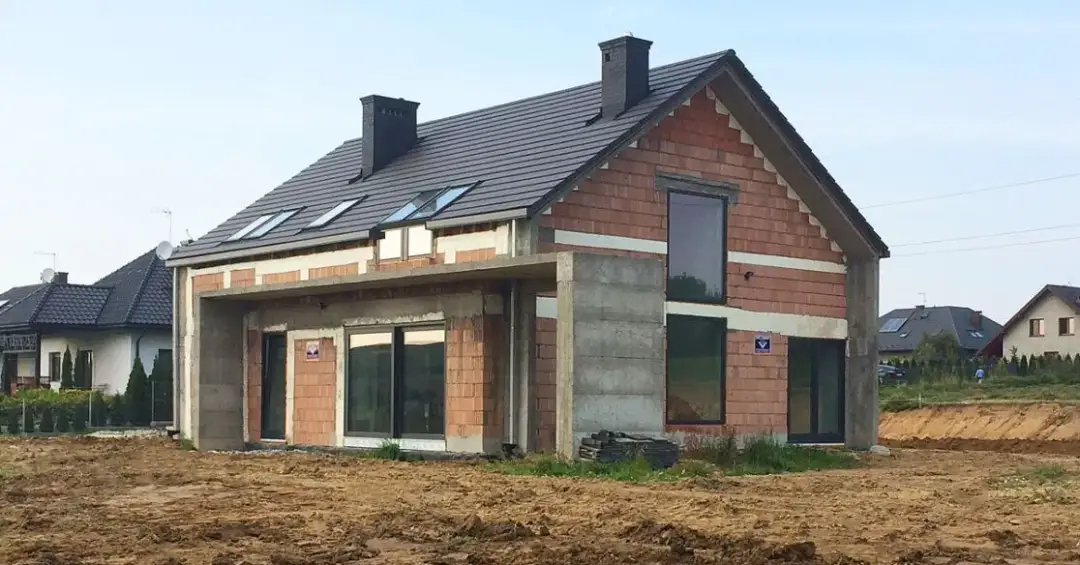 Stan surowy zamknięty: Co dalej z budową domu? Praktyczne porady