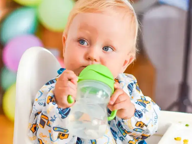 Jaki bidon dla niemowlaka? 7 kluczowych cech bezpiecznego wyboru