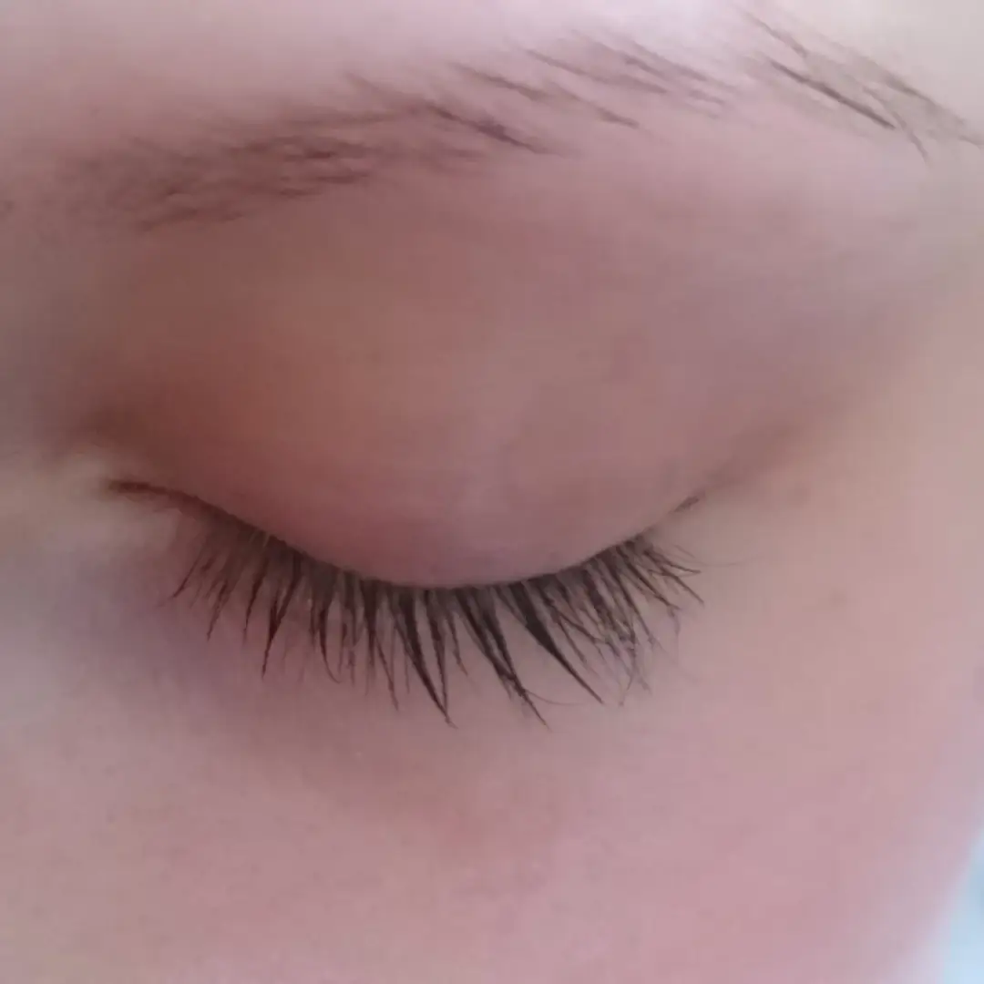 Czy wazelina naprawdę pomaga na rzęsy? Korzyści, skutki uboczne i alternatywy