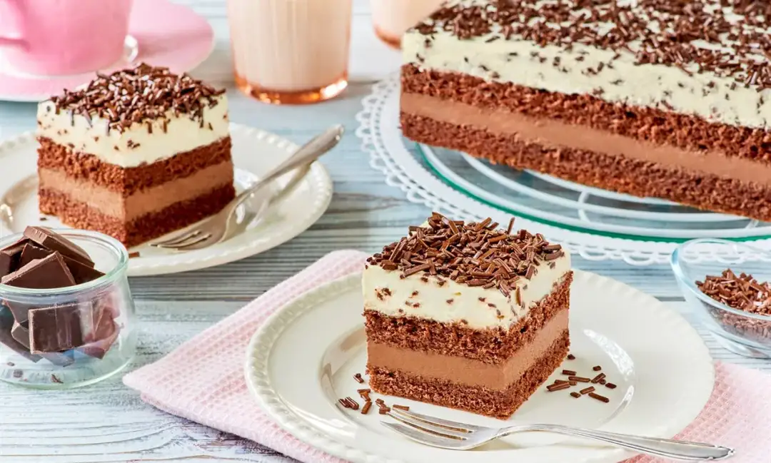 Przepis na ciasto czekoladowe z kremem budyniowym, które zachwyci każdego