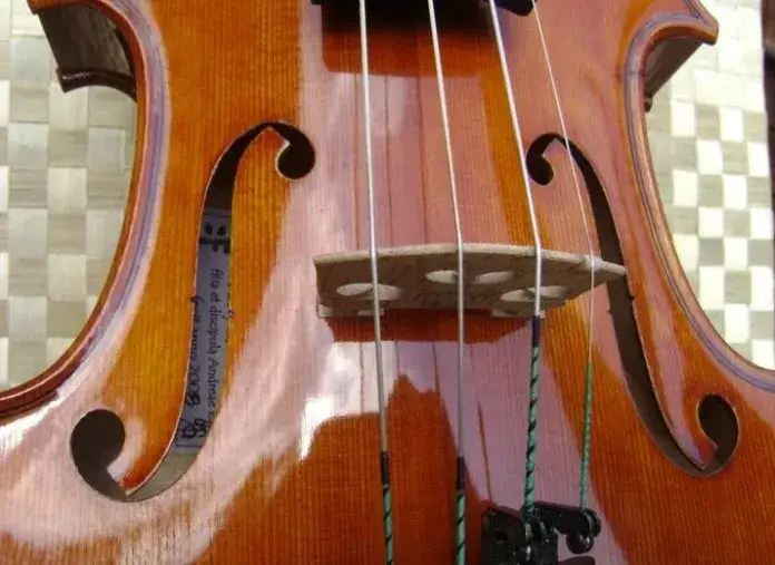 Jakie struny do skrzypiec: stalowe czy syntetyczne? Odkryj różnice