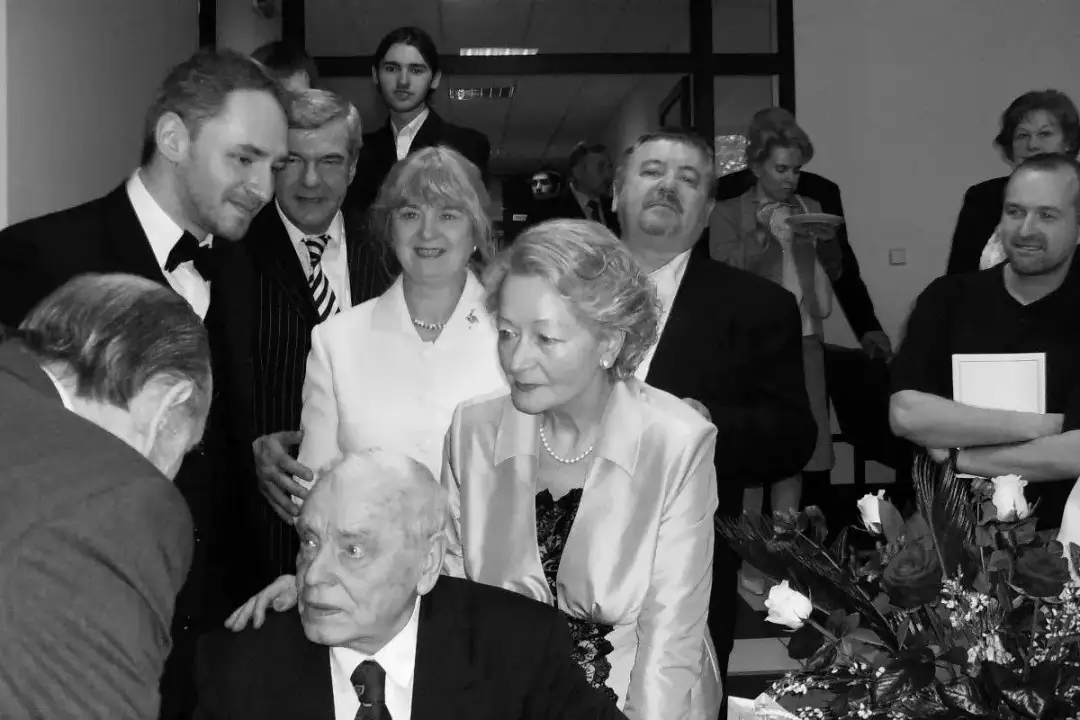 Ile lat ma żona Bernarda Ładysha? Zaskakujące informacje o Leokadii Rymkiewicz.