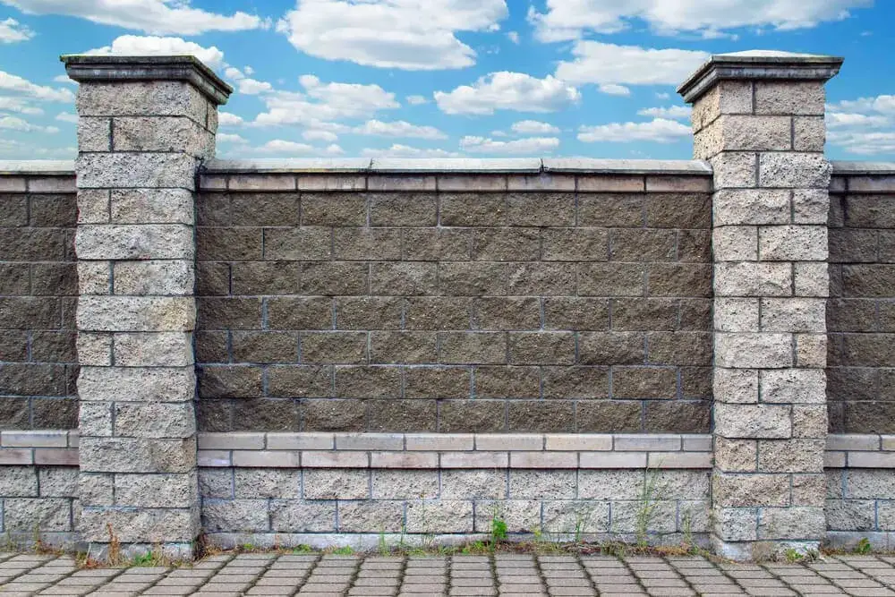 Kamień na słupki ogrodzeniowe: rodzaje, właściwości i zastosowanie