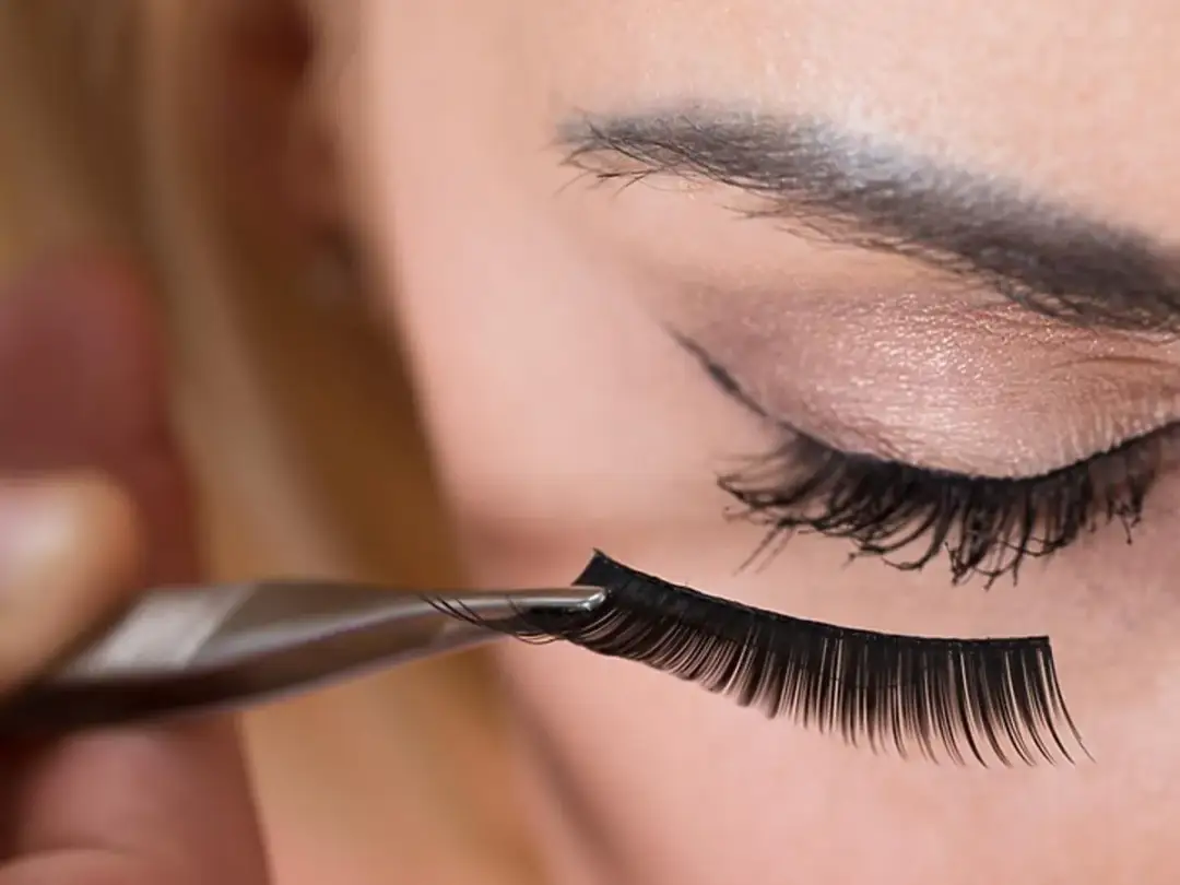 Jak przykleić sztuczne rzęsy na pasku - 5 prostych kroków dla początkujących