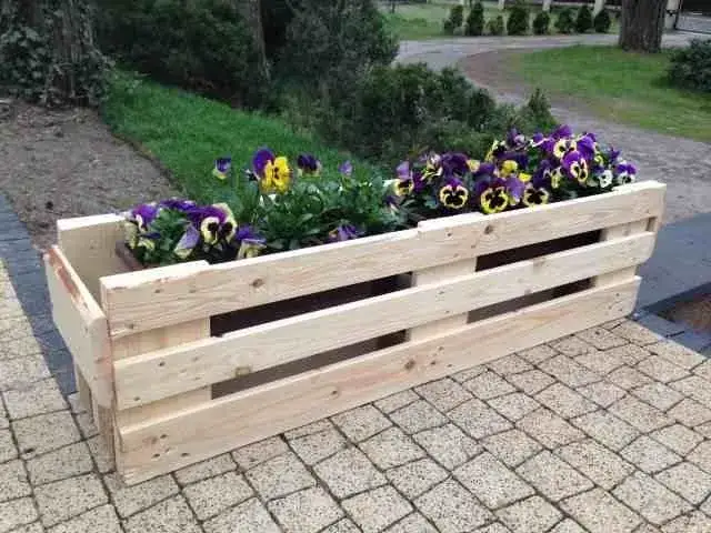 Jak zrobić donicę drewnianą z palet: Prosty poradnik DIY