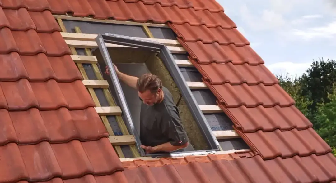 Najlepszy moment na montaż okien dachowych - poradnik eksperta