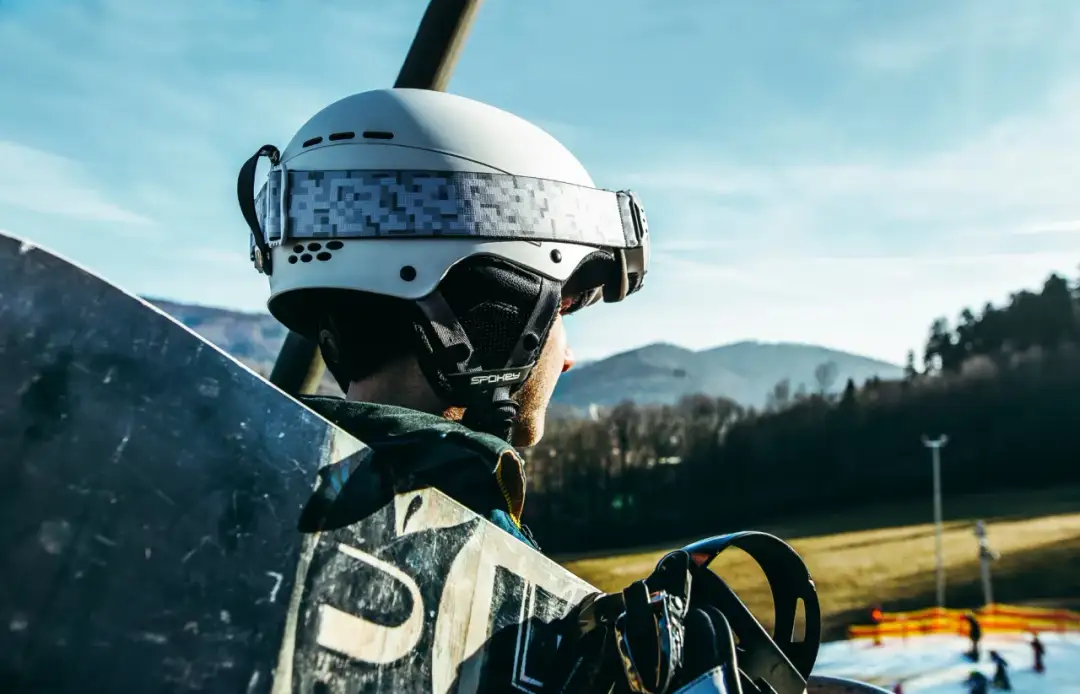 Ile kosztuje kask narciarski: ranking z cenami i różnicami w jakości