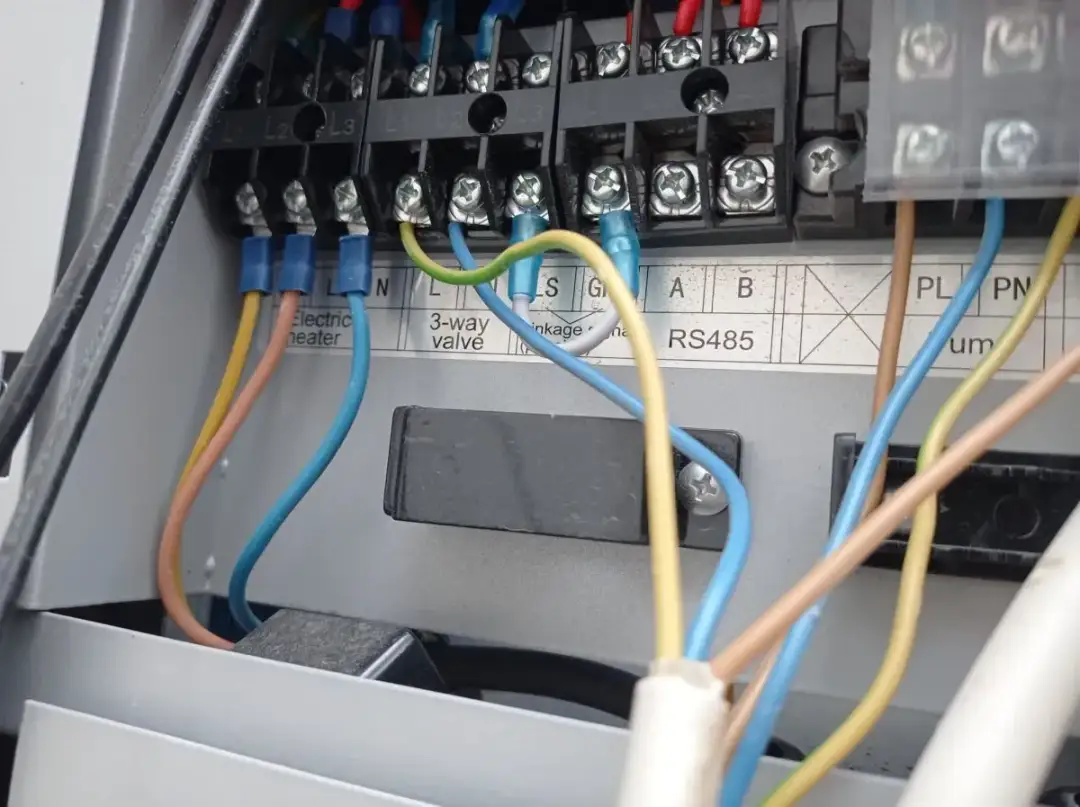 Jak podłączyć termostat do pompy ciepła - uniknij błędów w instalacji