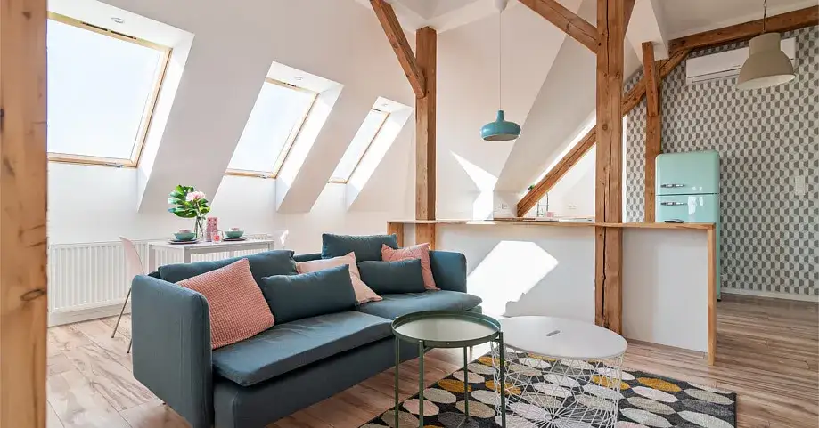 Jak łączyć kolory na poddaszu - Najlepsze porady aranżacyjne dla wnętrz na poddaszu