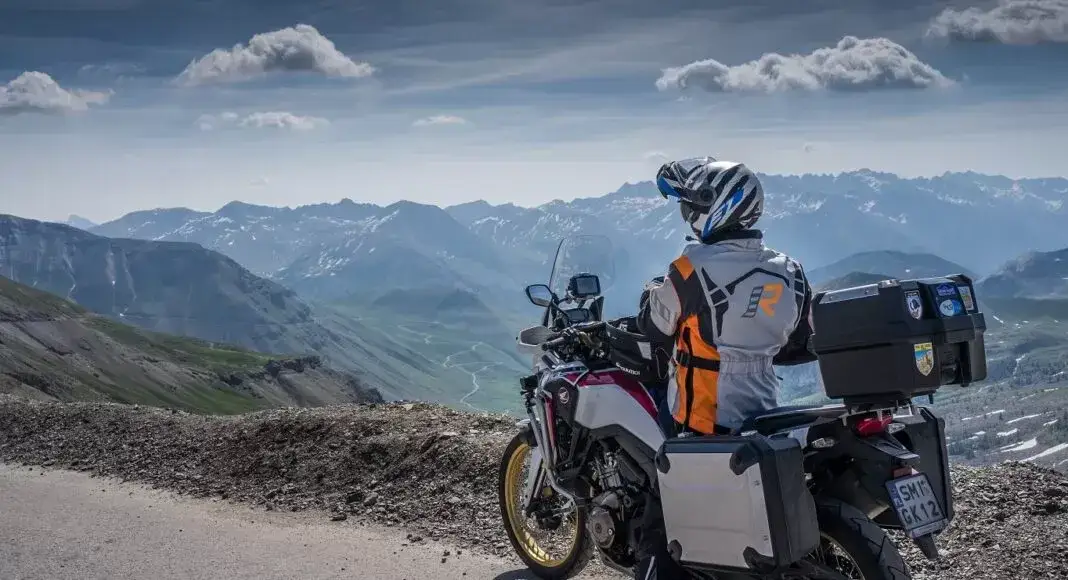 Najlepsze trasy motocyklowe w Alpach: porady, mapy i bezpieczne szlaki dla motocyklistów