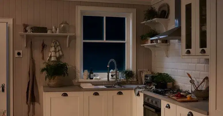 Jak zagospodarować pustą ścianę w kuchni, aby zyskać styl i funkcjonalność