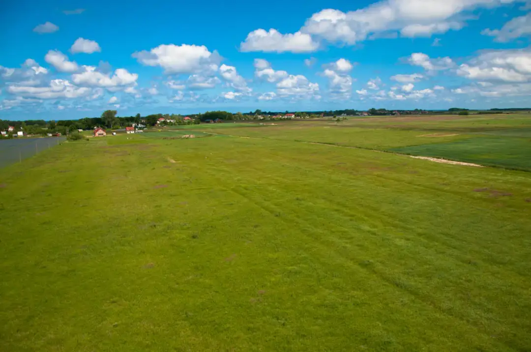 Czy łąkę można przekształcić w działkę budowlaną? Wymagania i procedury