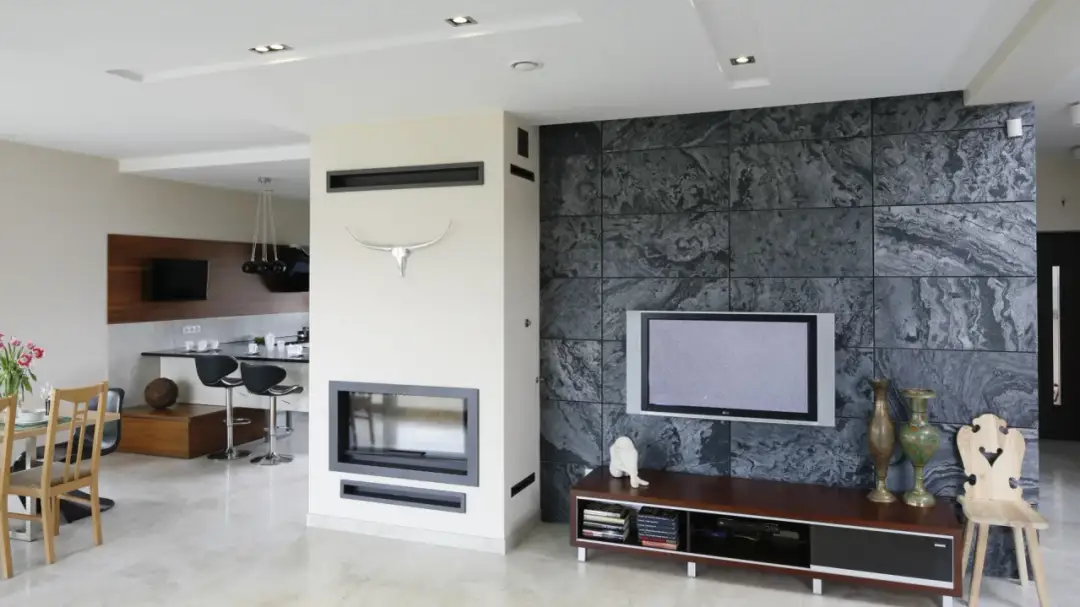 Czy przy kominku mogą być panele? Bezpieczne rozwiązania i porady