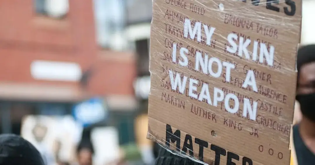 Przejawy rasizmu: Jak rozpoznać i zrozumieć ich skutki w życiu