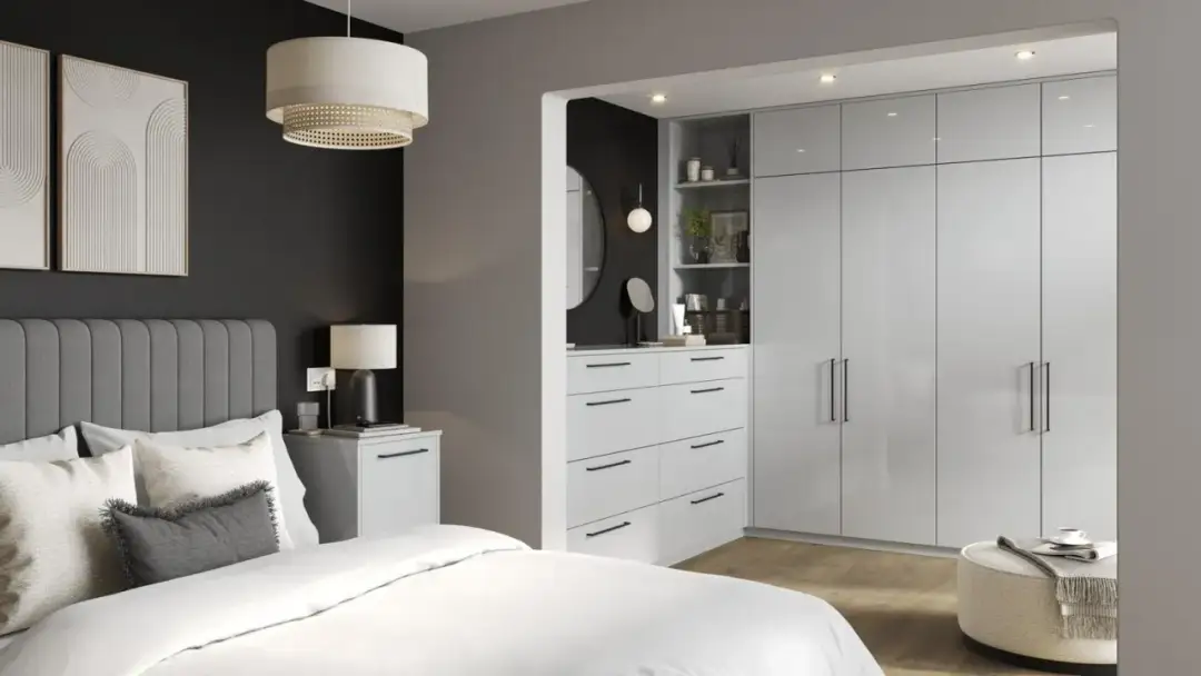 Szafka nocna, komoda czy szafa wnękowa: jak wybrać miejsce do przechowywania w sypialni?