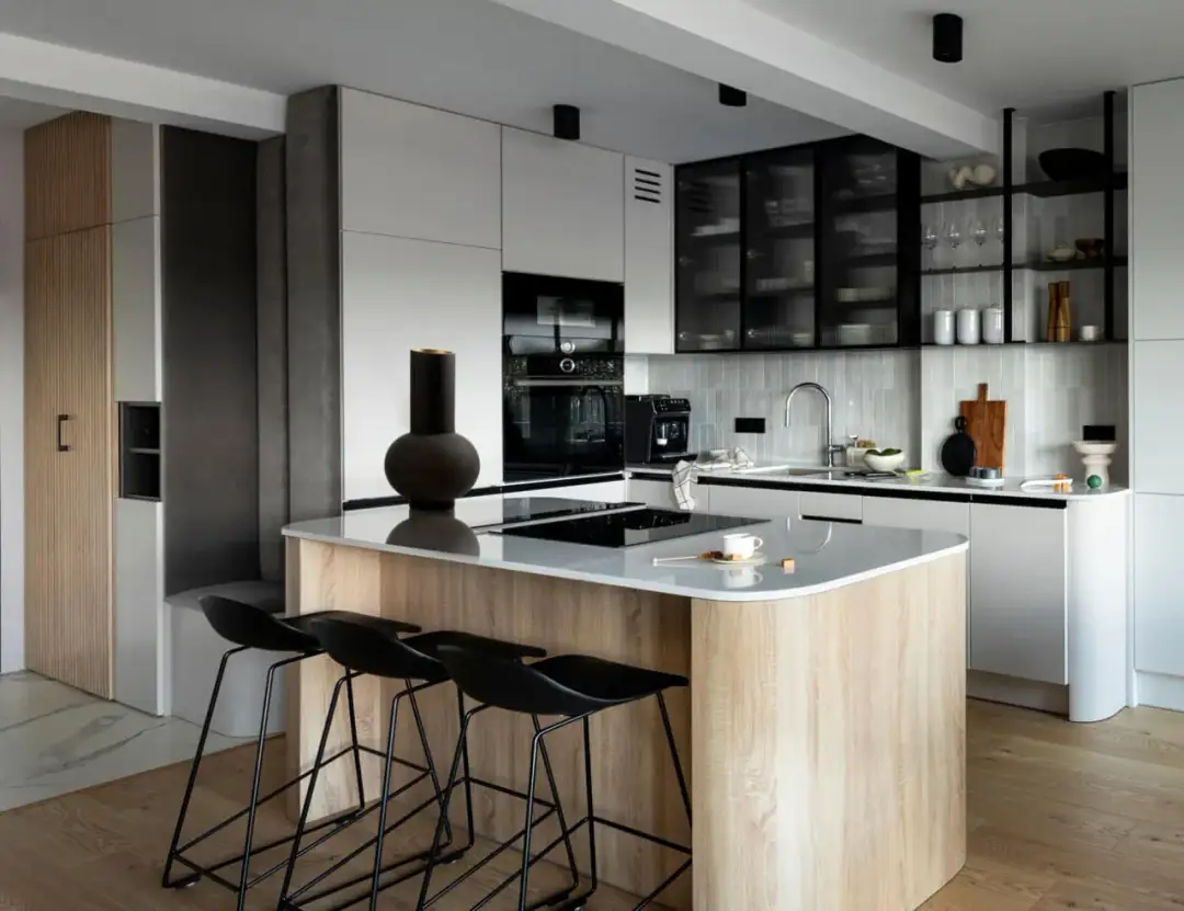 Co postawić na górnych szafkach w kuchni, aby zyskać styl i funkcjonalność?